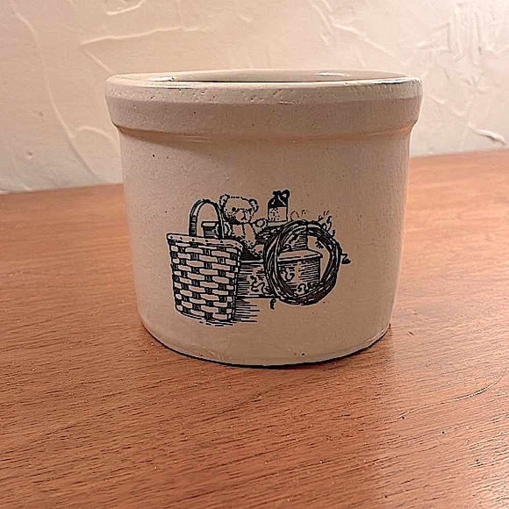 Robinson-Ransbottom, small crock with picture of basket, wreath, teddy bear